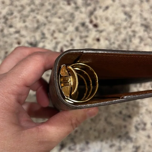 Medium Ring Agenda Cover - Picture 3 of 16